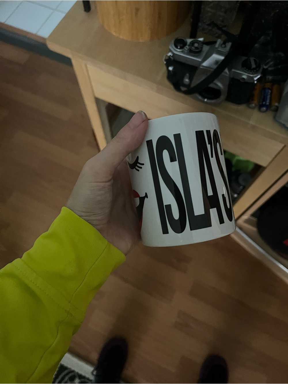 Mug "ISLA'S MOM, whimsical smiley face featuring long, playful cartoon eyelashes